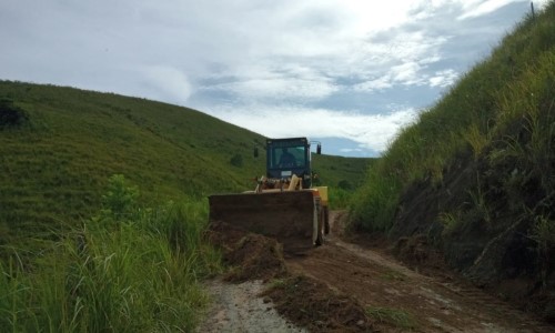 Barra do Piraí trabalha na conservação de estradas no bairro São João